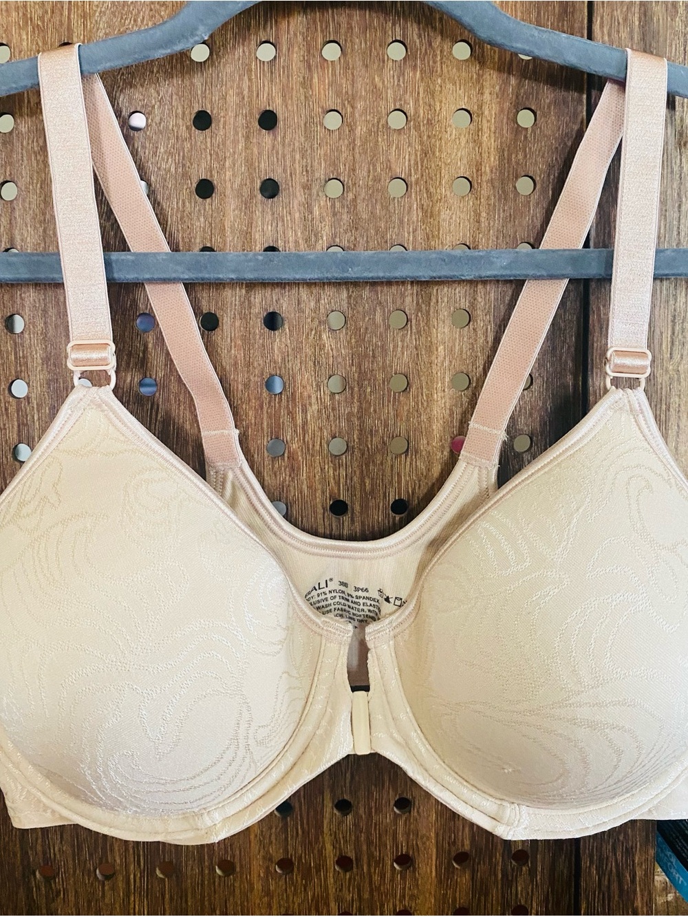 Bali Beige Jacquard Underwire Bra Size 38B The bra has padding and underwire.